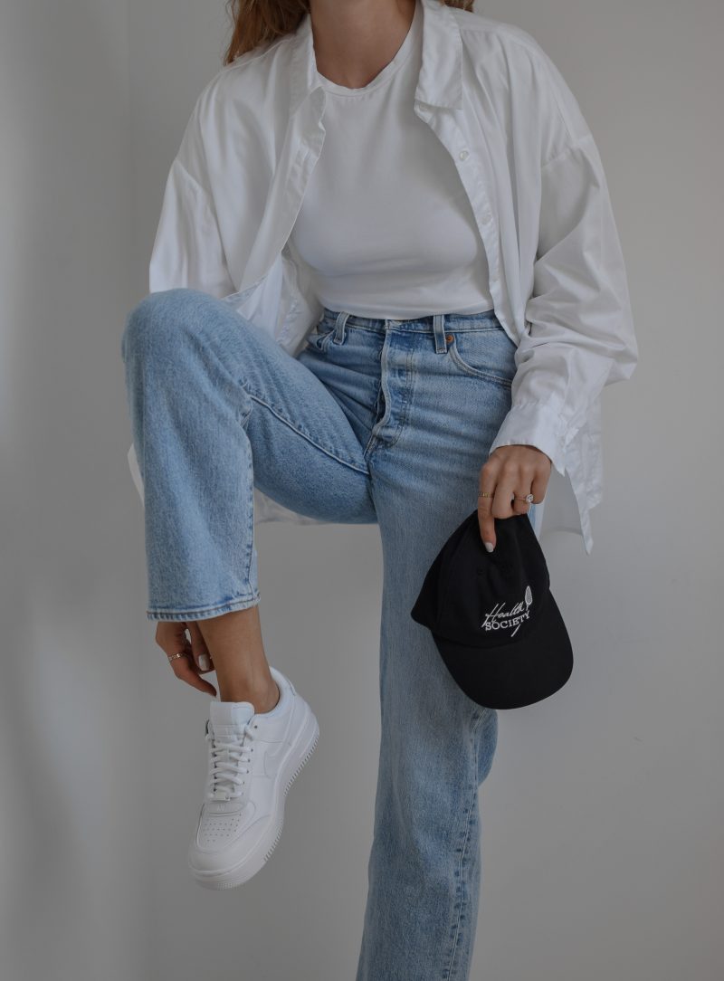 most popular instagram outfit with jeans and white shirt and black cap VIDIÉ